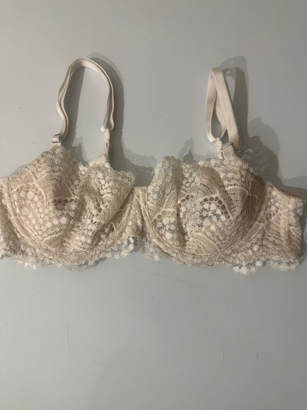 Victoria’s secret Lace Underwire Bra in Light Beige Sz 34B
